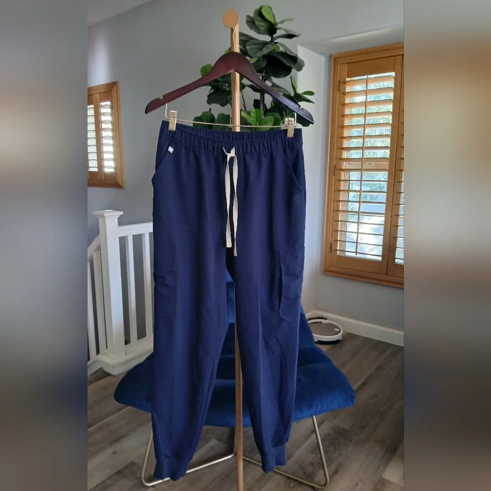 Figs Men's Cargo Jogger Pants in Navy. Size M